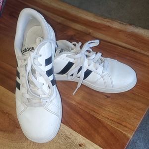 Adidas classic tennis shoe